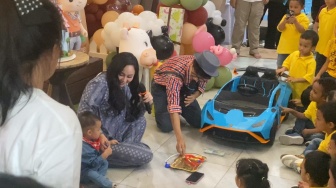 Rayakan Ultah Pertama Anak, Denise Chariesta Bagi-Bagi Sepeda ke Anak Yatim Piatu