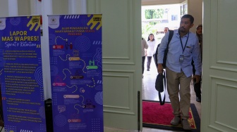 Sejumlah petugas menerima laporan warga di Istana Wakil Presiden, Jakarta, Senin, (11/11/2024). [Suara.com/Alfian Winanto]