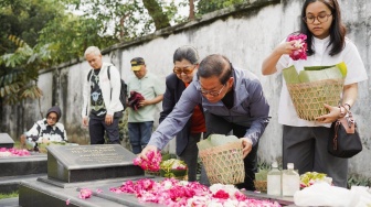 Libur Kampanye, Pramono Anung Ziarah ke Makam Orang Tua dan Gus Dur