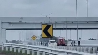 Detik-detik Menegangkan! Mobil Terbakar di Bawah Jembatan Layang Tol Palindra