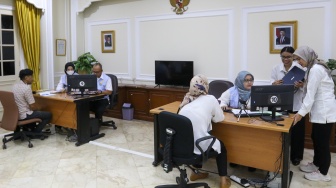Sejumlah petugas menerima laporan warga di Istana Wakil Presiden, Jakarta, Senin, (11/11/2024). [Suara.com/Alfian Winanto]