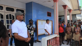 Ratusan Warga Siriwo Antar Yanuarius Dogomo Mendaftar Sebagai Calon Anggota DPRK Nabire