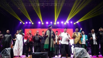 Hujan Deras Tak Halangi Ribuan Jemaah Selawat Dukung Harda-Danang di Pilkada Sleman