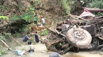 Truk Kayu Terjun ke Sungai di Bukittinggi, Sopir Patah Kaki