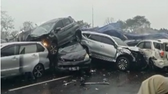 Mengerikan! Penampakan Kecelakaan Beruntun di Tol Cipularang