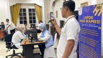 Sejumlah petugas menerima laporan warga di Istana Wakil Presiden, Jakarta, Senin, (11/11/2024). [Suara.com/Alfian Winanto]