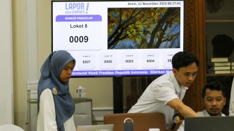 Sejumlah petugas menerima laporan warga di Istana Wakil Presiden, Jakarta, Senin, (11/11/2024). [Suara.com/Alfian Winanto]