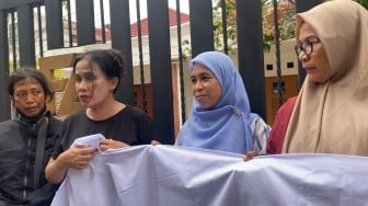 Ibu-Ibu UMKM Tantang Sumpah Pocong Farhat Abbas, Bawa Kain Kafan Tuntut Kejelasan Duit Rp55 Miliar