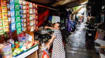 Warga beraktivitas di permukiman padat penduduk RW 12 Tanah Tinggi, Johar Baru, Jakarta, Selasa (12/11/2024). [Suara.com/Alfian Winanto]
