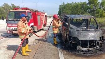 Pikap Hangus Terbakar di Tol Bakter KM 94 Natar, Kerugian Rp140 Juta