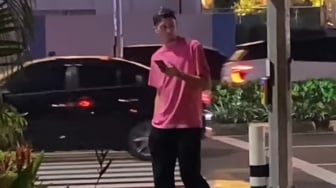 Justin Hubner Pakai Baju Pink Berkeliaran di Lampu Merah, Netizen: Mode anak Jaksel