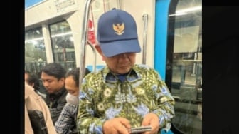 "Lapor Mas Wapres" Trending! Foto Menteri Abdul Mu'ti Berdiri di MRT Sambil Main HP Ikut Disorot