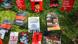 Berbagai poster berisi tunutan dan kritikan saat peringatan 26 Tahun Tragedi Semanggi di Universitas Atma Jaya, Jakarta, Rabu (13/11/2024). [Suara.com/Alfian Winanto]