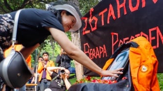 Anggota Komisi untuk Orang Hilang dan Korban Tindak Kekerasan (KontraS) dan Senat Fakultas Hukum Unika Atma Jaya melakukan aksi tabur bunga saat peringatan 26 Tahun Tragedi Semanggi di Universitas Atma Jaya, Jakarta, Rabu (13/11/2024). [Suara.com/Alfian Winanto]