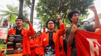 Anggota Komisi untuk Orang Hilang dan Korban Tindak Kekerasan (KontraS) dan Senat Fakultas Hukum Unika Atma Jaya menggelar aksi peringatan 26 Tahun Tragedi Semanggi di Universitas Atma Jaya, Jakarta, Rabu (13/11/2024). [Suara.com/Alfian Winanto]