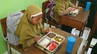 Uji Coba Makan Bergizi Gratis Mulai Dilakukan di Jogja, Dilengkapi Minum Susu dan Pemahaman Kelestarian Lingkungan