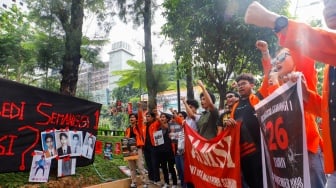 Anggota Komisi untuk Orang Hilang dan Korban Tindak Kekerasan (KontraS) dan Senat Fakultas Hukum Unika Atma Jaya menggelar aksi peringatan 26 Tahun Tragedi Semanggi di Universitas Atma Jaya, Jakarta, Rabu (13/11/2024). [Suara.com/Alfian Winanto]