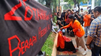 Anggota Komisi untuk Orang Hilang dan Korban Tindak Kekerasan (KontraS) dan Senat Fakultas Hukum Unika Atma Jaya melakukan aksi tabur bunga saat peringatan 26 Tahun Tragedi Semanggi di Universitas Atma Jaya, Jakarta, Rabu (13/11/2024). [Suara.com/Alfian Winanto]