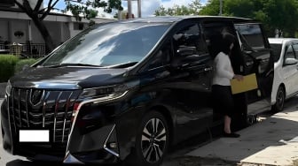 Fenomena Viral: Peserta CPNS Tiba dengan Mobil Mewah Toyota Alphard, Turun Anggun Menuju Lokasi Tes