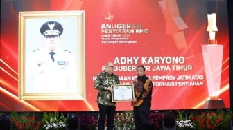 Anugerah Penyiaran KPID Jatim 2024, Pj. Gubernur Jatim Dinobatkan Sebagai Kepala Daerah Peduli Penyiaran