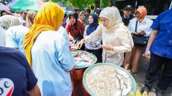 Pedagang Kue Pasar Baru Gresik Tersenyum Sumringah ke Khofifah