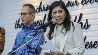 Menteri Komunikasi dan Digital Meutya Hafid (kanan) bersama Ketua Dewan Komisioner OJK Mahendra Siregar (kiri) memberikan keterangan tentang hasil pertemuan di Press Room Kementerian Komdigi, Jakarta, Kamis (14/11/2024). [Suara.com/Alfian Winanto]
