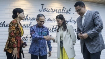 Menteri Komunikasi dan Digital Meutya Hafid (kedu kanan) bersama Ketua Dewan Komisioner OJK Mahendra Siregar (kedua kiri) memberikan keterangan tentang hasil pertemuan di Press Room Kementerian Komdigi, Jakarta, Kamis (14/11/2024). [Suara.com/Alfian Winanto]
