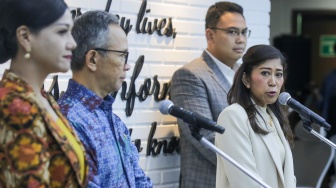 Menteri Komunikasi dan Digital Meutya Hafid (kanan) bersama Ketua Dewan Komisioner OJK Mahendra Siregar (kiri) memberikan keterangan tentang hasil pertemuan di Press Room Kementerian Komdigi, Jakarta, Kamis (14/11/2024). [Suara.com/Alfian Winanto]
