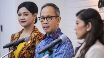 Menteri Komunikasi dan Digital Meutya Hafid (kanan) bersama Ketua Dewan Komisioner OJK Mahendra Siregar (tengah) memberikan keterangan tentang hasil pertemuan di Press Room Kementerian Komdigi, Jakarta, Kamis (14/11/2024). [Suara.com/Alfian Winanto]
