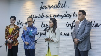 Menteri Komunikasi dan Digital Meutya Hafid (kedua kanan) bersama Ketua Dewan Komisioner OJK Mahendra Siregar (kedua kri) memberikan keterangan tentang hasil pertemuan di Press Room Kementerian Komdigi, Jakarta, Kamis (14/11/2024). [Suara.com/Alfian Winanto]
