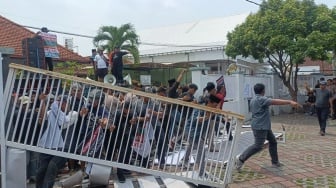 Pemicu Demo Bawaslu Jember Berujung Ricuh: Pagar Rusak dan Roboh