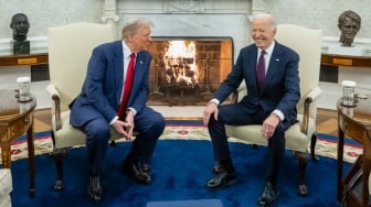 Presiden AS Joe Biden (kanan) saat bertemu dengan Presiden terpilih AS Donald Trump (kiri) di Gedung Putih di Washington DC, Amerika Serikat, Kamis (13/11/2024).  [SAUL LOEB / AFP]