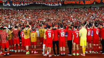 Skuad Timnas Indonesia menyapa penonton usai pertandingan Sepak Bola Kualifikasi Piala Dunia 2026 Zona Asia Antara Indonesia melawan Jepang di Stadion Gelora Bung Karno, Jakarta, Jumat (15/11/2024). [Suara.com/Alfian Winanto]
