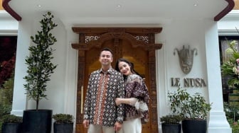 Potret Raffi Ahmad dan Nagita Slavina Resmikan Restoran Le Nusa di Jakarta, Serasi Kenakan Batik Rancangan Desainer