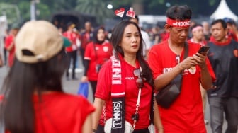 Sejumlah suporter hadir untuk menyaksikan langsung pertandingan Indonesia vs Jepang dalam laga lanjutan Grup C Kualifikasi Piala Dunia 2026 zona Asia di Stadion Utama Gelora Bung Karno (GBK), Senayan, Jakarta, Jumat (15/11/2024). [Suara.com/Alfian Winanto]