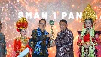 Di SMA Award 2024, Pj Gubernur Jatim Tekankan Konsistensi Jaga Prestasi Tingkat Nasional dan Internasional