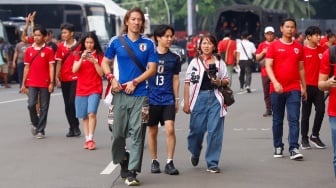 Sejumlah suporter hadir untuk menyaksikan langsung pertandingan Indonesia vs Jepang dalam laga lanjutan Grup C Kualifikasi Piala Dunia 2026 zona Asia di Stadion Utama Gelora Bung Karno (GBK), Senayan, Jakarta, Jumat (15/11/2024). [Suara.com/Alfian Winanto]