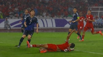 Pemain Timnas Indonesia Rafael Struick berebut bola dengan pemain Timnas Jepang saat pertandingan Sepak Bola Kualifikasi Piala Dunia 2026 Zona Asia Antara Indonesia melawan Jepang di Stadion Gelora Bung Karno, Jakarta, Jumat (15/11/2024). [Suara.com/Alfian Winanto]
