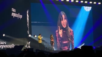 Keseruan Fan Meet Up Lisa BLACKPINK di Jakarta, Cicipi Rendang di Atas Panggung