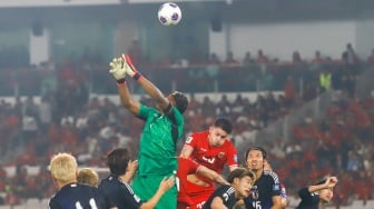 Pemain Timnas Indonesia Justin Hubner berebut bola atas dengan pemain Timnas Jepang saat pertandingan Sepak Bola Kualifikasi Piala Dunia 2026 Zona Asia Antara Indonesia melawan Jepang di Stadion Gelora Bung Karno, Jakarta, Jumat (15/11/2024). [Suara.com/Alfian Winanto]
