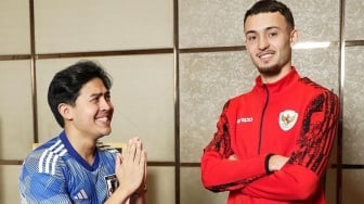 Hindari Kutukan, Jerome Polin Pakai JerseyJepang saat Foto Bareng Pemain Timnas Indonesia