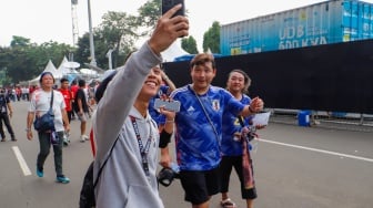 Sejumlah suporter hadir untuk menyaksikan langsung pertandingan Indonesia vs Jepang dalam laga lanjutan Grup C Kualifikasi Piala Dunia 2026 zona Asia di Stadion Utama Gelora Bung Karno (GBK), Senayan, Jakarta, Jumat (15/11/2024). [Suara.com/Alfian Winanto]