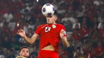 Pemain Timnas Indonesia Justin Hubner mengambil bola atas saat pertandingan Sepak Bola Kualifikasi Piala Dunia 2026 Zona Asia Antara Indonesia melawan Jepang di Stadion Gelora Bung Karno, Jakarta, Jumat (15/11/2024). [Suara.com/Alfian Winanto]
