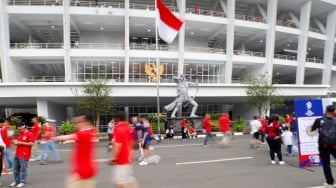 Sejumlah suporter hadir untuk menyaksikan langsung pertandingan Indonesia vs Jepang dalam laga lanjutan Grup C Kualifikasi Piala Dunia 2026 zona Asia di Stadion Utama Gelora Bung Karno (GBK), Senayan, Jakarta, Jumat (15/11/2024). [Suara.com/Alfian Winanto]