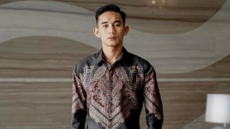 Pesona Rizky Ridho Jadi Model Busana Batik, Ramai Digombali Pemain Timnas hingga Kekasih