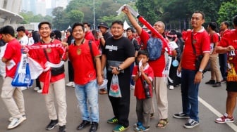 Sejumlah suporter hadir untuk menyaksikan langsung pertandingan Indonesia vs Jepang dalam laga lanjutan Grup C Kualifikasi Piala Dunia 2026 zona Asia di Stadion Utama Gelora Bung Karno (GBK), Senayan, Jakarta, Jumat (15/11/2024). [Suara.com/Alfian Winanto]