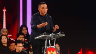 Calon Gubernur (Cagub) Jakarta Nomor urut 2, Dharma Pongrekun menyampaikan visi misi nya saat debat ketiga Pilkada Jakarta 2024 di Hotel Sultan, Jakarta, Minggu (17/11/2024).  [Suara.com/Alfian Winanto]