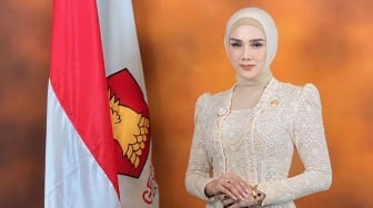 Mulan Jameela Unggah Foto Keluarga Formasi Lengkap, Ekspresi Datar Al El Dul Jadi Sorotan