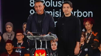 Pasangan Cagub-Cawagub Jakarta Nomor Urut 2, Dharma Pongrekun - Kun Wardana menyampaikan visi misinya saat menghadiri debat ketiga Pilkada Jakarta 2024 di Hotel Sultan, Jakarta, Minggu (17/11/2024).  [Suara.com/Alfian Winanto]