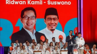 Pasangan Cagub-Cawagub Jakarta Nomor Urut 1, Ridwan Kamil - Suswono menyampaikan visi misi nya saat debat ketiga Pilkada Jakarta 2024 di Hotel Sultan, Jakarta, Minggu (17/11/2024).  [Suara.com/Alfian Winanto]
